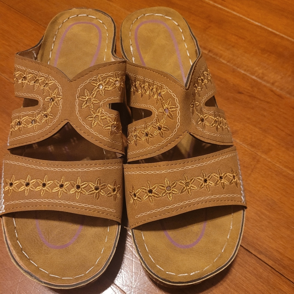 NWOT brown sandles size 8